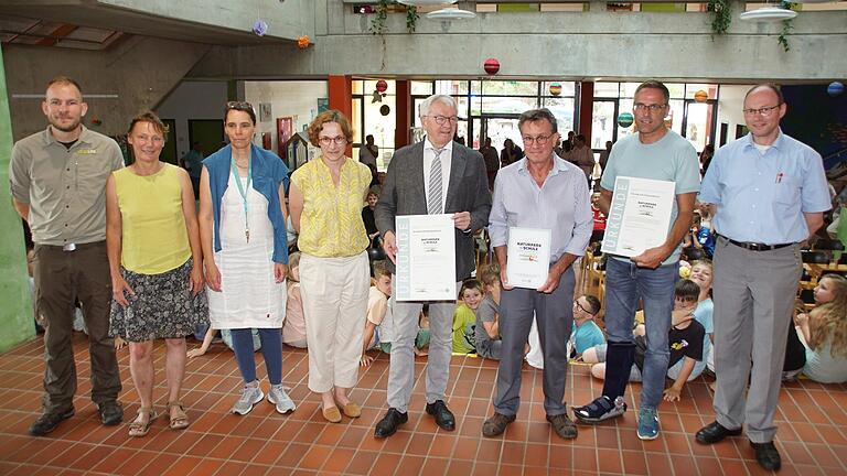 Mit dem Schulfest hatte die Übergabe der Urkunde als Naturparkschule Steigerwald an die Grundschule Rauhenebrach einen ganz großen Rahmen (von links): Ranger Alexander Schneider, Försterin und Revierleiterin Petra Diener, die Naturpark-Koordinatorin der Schule Katrin Remmele, Sandra Baritsch (Geschäftsführerin Naturpark Steigerwald), Landrat Johann Kalb (Vorsitzender des Naturparks), Schulleiter Michael Rascher, Bürgermeister Matthias Bäuerlein und Pfarrer Kurt Wolf.