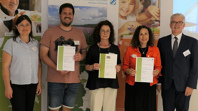 Urkundenübergabe für die erfolgreiche Teilnahme am Coaching Schulverpflegung (von links): Christine Zehnter (AELF Würzburg), Fabian Weismann (AWO Geriatrische Rehabilitationsklinik Würzburg), Anette Kroder-Mahr (Maria-Ward-Schule Würzburg), Iris Burger (Schulverpflegungs-Coach) und Hubert Bittlmayer Amtschef des StMELF.