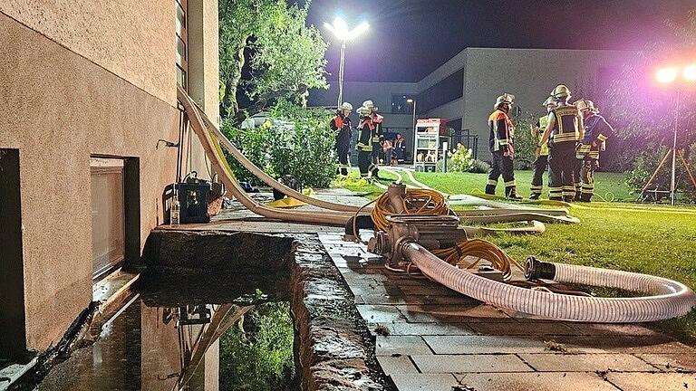 Bis weit in die Nacht zog sich der Einsatz der Volkacher Feuerwehr in einem mit Wasser vollgelaufenen Keller.