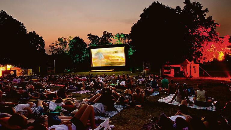 Beim Gartenflimmern Open-Air-Kino auf der Gartenschau vom 23. bis 27. August können die Besucher auf Liegestühlen, Decken oder Sitzsäcken einen Filmabend unter Sternen genießen. Präsentiert werden die fünf Kinoabende vom Team des Festungsflimmern Open Air Kinos Würzburg. Foto: Nico Manger