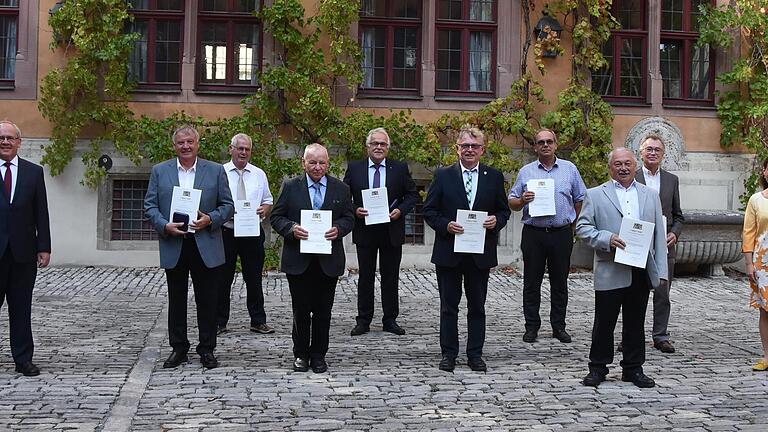 Regierungspräsident Eugen Ehmann überreichte diesen Main-Spessartern in Würzburg die Kommunale Verdienstmedaille. Erste Gratulantin war Landrätin Sabine Sitter. Das Foto zeigt (von links) Ehmann, Rainer Kunkel (Karsbach), Franz Schneider (Aura), Walter Staub (Hasloch), Karl Heinz Schöffer (Hasloch), Peter Paul (Mittelsinn), Edgar Karl (Neuhütten), Burkhard Hünlein (Birkenfeld) und Gerhard Rüster (Hasloch).