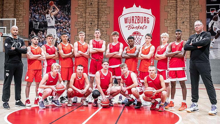 Die Regionalliga-Mannschaft der Würzburg Baskets mit den beiden Trainern Alex King (ganz links) und Burkhard Steinbach (ganz rechts).