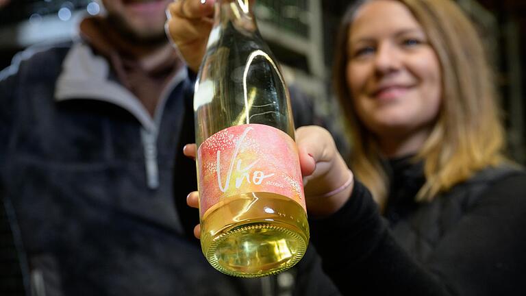 Johanna Knauer-Graber, Vertriebsleiterin im Dettelbach Weingut Knauer, zeigt den ersten alkoholfreien Wein aus eigener Produktion.&nbsp;