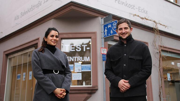 Derya Üreyil und Christoph Bulling nach der Eröffnung ihres Karlstadter Testzentrums im Dezember 2021.