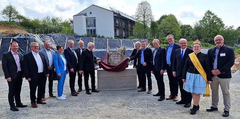 Bei der Enthüllung des Grundsteins versammelten sich (v.l.) Stefan Spiegl, Manfred Ländner, Thomas Eberth, Maria Hoßmann, Paul Lehrieder, Michael Fuchs, Andreas Maier, Hubert Bittlmayer, Thorsten Schwab, Paul Knoblach, Jürgen Götz, Eugen Ehmann, Linda Jakob und Stefan Berg.