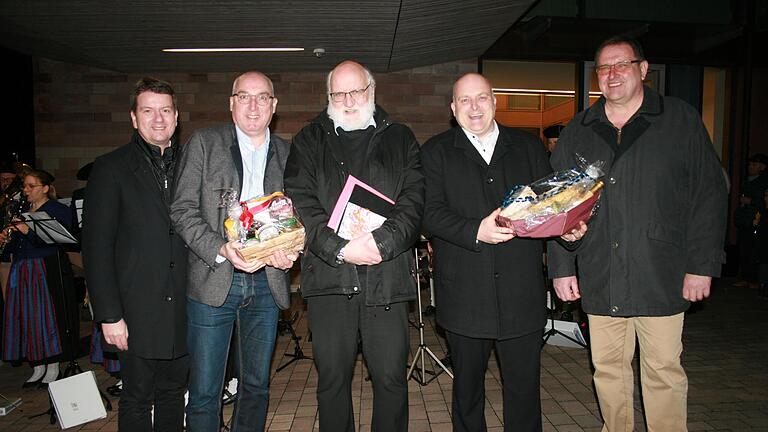 Zu den Gratulanten gehörten auch Staatssekretär Sandro Kirchner (von links), Bad Bocklets Bürgermeister Andreas Sandwall, Pfarrer Stephan Hartmann, Burkardroths Bürgermeister Daniel Wehner und 3. Bürgermeister Egon Gessner.       -  Zu den Gratulanten gehörten auch Staatssekretär Sandro Kirchner (von links), Bad Bocklets Bürgermeister Andreas Sandwall, Pfarrer Stephan Hartmann, Burkardroths Bürgermeister Daniel Wehner und 3. Bürgermeister Egon Gessner.