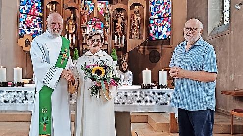 Diakon Dr. Klaus Eckert (links) und Pfarrgemeinderatsvorsitzender Alois Knüttel danken Anni Warter.       -  Diakon Dr. Klaus Eckert (links) und Pfarrgemeinderatsvorsitzender Alois Knüttel danken Anni Warter.