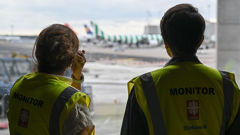 Kirchliche Abschiebebeobachter am Frankfurter Flughafen       -  Dass die Zahl der Rückführungen gestiegen ist, wertet die Bundesinnenministerin als Erfolg. (Symbolbild)