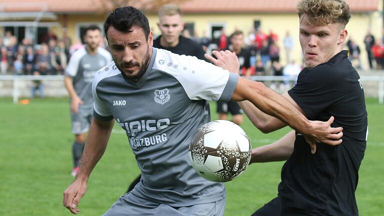 Alban Ramaj (links, hier 2022 gegen Rottendorfs Niklas Fritzler) hat zum Ende seiner Karriere die Schuhe für den TSV Lengfeld geschnürt.