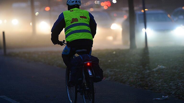 Radfahren bei Dunkelheit       -  Neben der Beleuchtung sorgen vor allem Warnwesten für mehr Sicherheit.