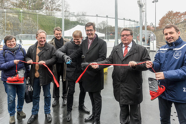 Da war es endlich soweit: Am 30. November 2018 wurde die Eisbahn am Nigglweg eingeweiht. Mit dabei damals waren (von links) Jutta Henzler, Joachim Spatz (beide Aufsichtsrat WVV), Uwe Schlenker (Architekt), Jürgen Athmer (Bäderchef), OB Christian Schuchart (OB), Bürgermeister Adolf Bauer und&nbsp; Michael Saller (ESV Vorsitzender).