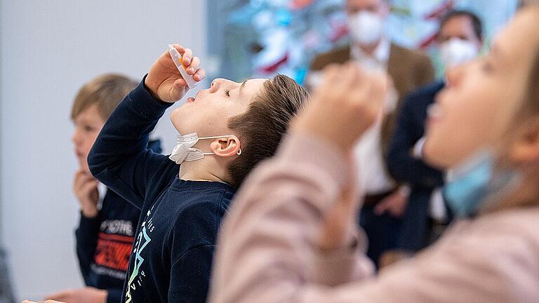 Coronavirus - Tests an einer Grundschule       -  Selbsttests an bayerischen Schulen &ndash; unter Aufsicht der Lehrer? Für das Kultusministerium kein Problem. Für viele Lehrer ist es der Tropfen, der das Fass zum Überlaufen bringt.