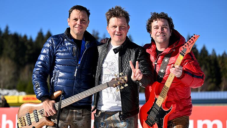 Bei der Biathlon-Weltmeisterschaft in Oberhof spielten die Dorfrocker den offiziellen WM-Song. Gleichzeitig einigten sie sich mit Reinhard Mey im Rechtsstreit um ihre Parodie auf 'Über den Wolken'.