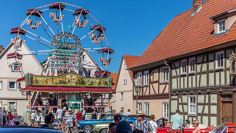 Hoch hinaus geht es in diesem Jahr wieder bei den Fladungen Classics. Das nostalgische Riesenrad transportiert die Besucher 13 Meter hoch in den Fladunger Himmel. Hoch hinaus geht es in diesem Jahr wieder bei den Fladungen Classics. Das nostalgische Riesenrad transportiert die Besucher 13 Meter hoch in den Fladunger Himmel.