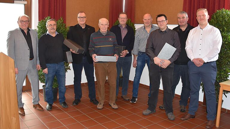 Für sie gab es ein Dankeschön vom Bürgermeister für das außergewöhnliche Engagement mit über 1000 Arbeitsstunden beim freiwilligen Waldtausch (von links):&nbsp;Bürgermeister Edgar Schüttler, Herbert Schätzlein, Thomas Hoffmann, Karl Bauer, Oskar Stollberger, Klaus Fleischmann, Frank Schätzlein, Ralf Orth und Zweiter Bürgermeister Johannes Krämer.