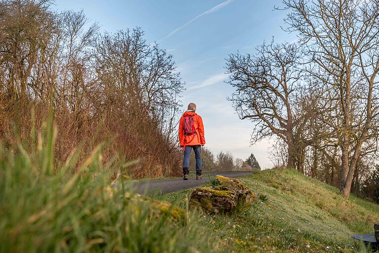 Die erste Etappe des Weges führt bergauf.
