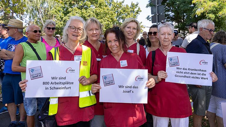 Nicht nur Bürgerinnen und Bürger waren bei der Kundgebung gegen die Schließung des Krankenhauses St. Josef, sondern auch viele Mitarbeitende aus dem Krankenhaus.