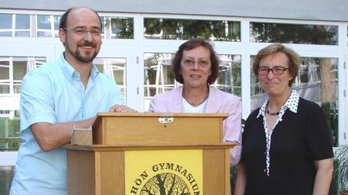 Personalratsvorsitzender Frank Oliver Fuchs und Schulleiterin Edith Degenhardt verabschiedeten Oberstudienrätin Monika Schmidt (Mitte) im feierlichen Rahmen in den wohlverdienten Ruhestand – nach 40 Jahren Dienst am Rhön-Gymnasium.       -  Personalratsvorsitzender Frank Oliver Fuchs und Schulleiterin Edith Degenhardt verabschiedeten Oberstudienrätin Monika Schmidt (Mitte) im feierlichen Rahmen in den wohlverdienten Ruhestand – nach 40 Jahren Dienst am Rhön-Gymnasium.