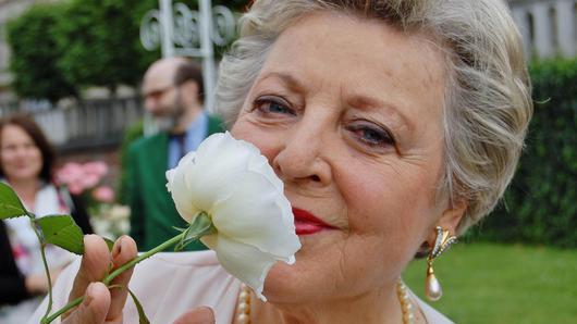 Schauspielerin Marie-Luise Marjan schnuppert im Bad Kissinger Rosengarten an einer der 2010 nach ihr benannten Rosen. Fotos: Sigismund von Dobschütz.       -  Schauspielerin Marie-Luise Marjan schnuppert im Bad Kissinger Rosengarten an einer der 2010 nach ihr benannten Rosen. Fotos: Sigismund von Dobschütz.