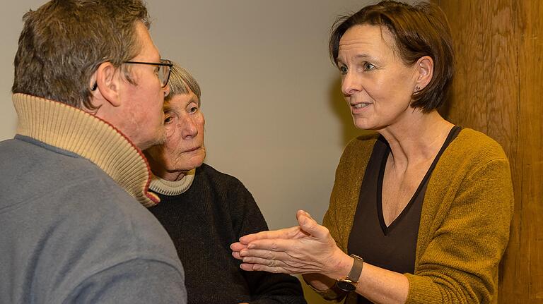 Seite an Seite gehen Ulrike Schneiders Initiative 'Zukunft.' und die Schweinfurter ödp (links ödp-Vertreter Stefan Bretscher) in die Kommunalwahl 2020. Das Bild entstand am Abend der Abstimmung über den Bürgerentscheid pro Stadtwald.