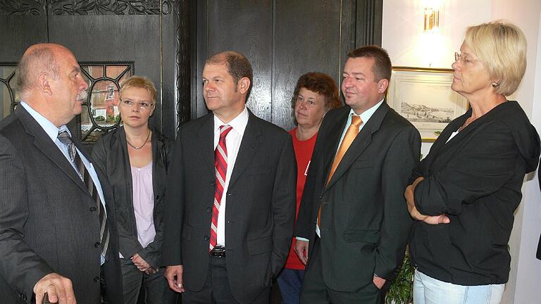 Vor 13 Jahren war der künftige Bundeskanzler Olaf Scholz (3. von links, neben MdB Sabine Dittmar) als damaliger Bundesminister für Arbeit und Soziales auf Einladung von Susanne Kastner (rechts) im Landkreis Haßberge zu Besuch.&nbsp;