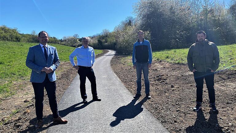 Zum Umsonst &amp; Draussen-Gelände am Saupurzel liegt jetzt eine Stromleitung, auch der Fuß- und Radweg dorthin bekam einen neuen Belag. Darüber freuen sich (von links):&nbsp; Bürgermeister Michael Hombach, Stefan Schinagl (Energie), Martin Maier vom Verein Troja und Stefan Preisendörfer (Geschäftsführer Belle Bau GmbH).