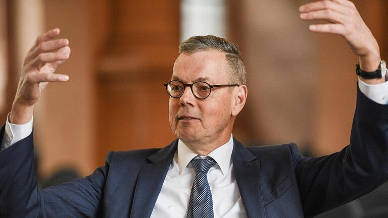 Der Ökonom und Wirtschaftsexperte Peter Bofinger aus Würzburg hält selbst nicht viel von Kryptowährung. Der Trend sei nicht mehr als Spekulation.