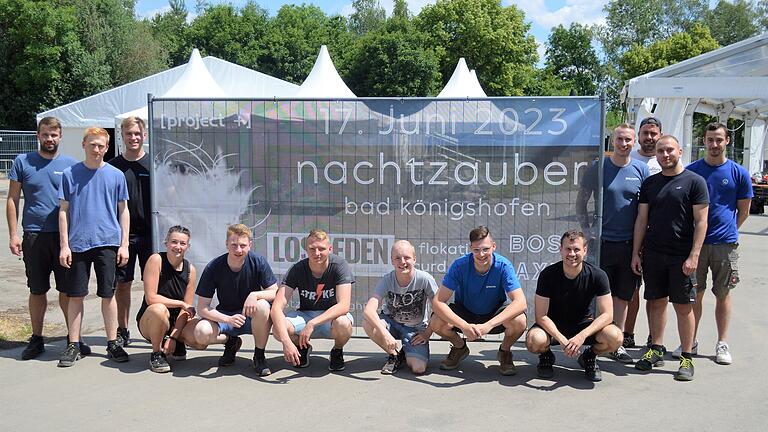 Die Vorbereitungen auf den Bad Königshöfer 'Nachtzauber' laufen auf Hochtouren: Ein großes Helferteam des Vereins [project+] führte ab Mittwoch letzte Arbeiten auf dem Festplatz am Brügel durch, um den Besuchern eine perfekte Bühne für die große zweitägige Party zu bieten. Vorsitzender Manuel Schulz (Vierter von rechts) rechnet mit Tausenden Besuchern.