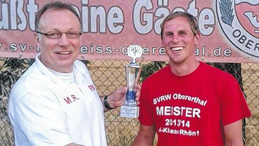 Glückwunsch vom Chef: RWO-Abteilungsleiter Manfred Rüth überreicht den Torjäger-Pokal an Andreas Graup. Foto: privat