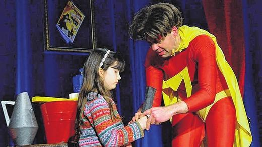 So macht Theater Spaß: Die Kinder helfen den Superhelden auch auf der Bühne, verrückte Abenteuer zu bestehen. So macht Theater Spaß: Die Kinder helfen den Superhelden auch auf der Bühne, verrückte Abenteuer zu bestehen.