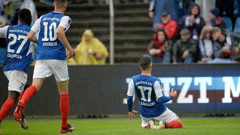 Holstein Kiel - 1. FC Kaiserslautern       -  Holstein Kiel besiegte den 1. FC Kaiserslautern mit 2:1.