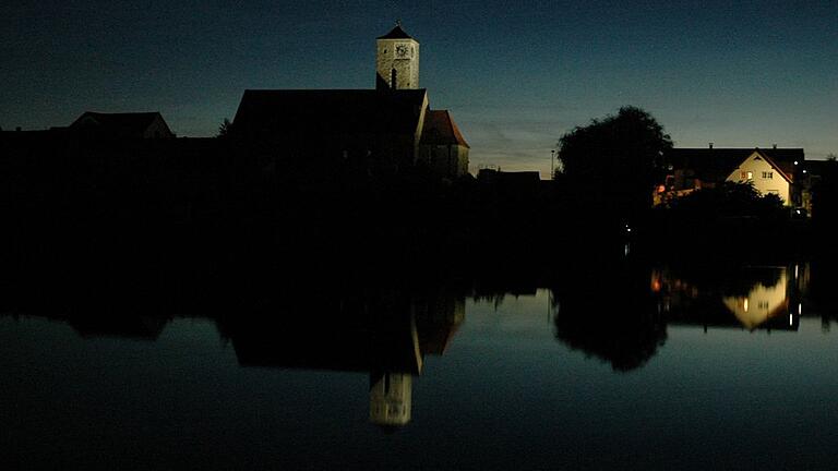 Im See steht die Kirche von Hohenroth auf dem Kopf und ergibt so einen reizvollen Anblick.