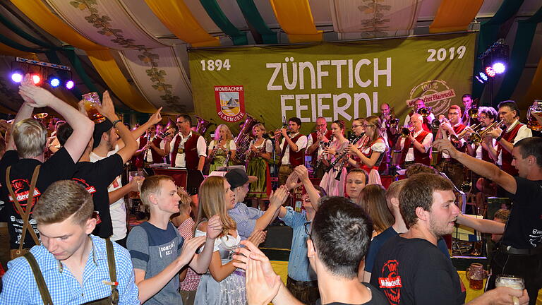 Fünf Stunden feierten besonders die Fans vor der Bühne mit der Wombacher Blasmusik am Mittwochabend auf der Spessartfestwoche.