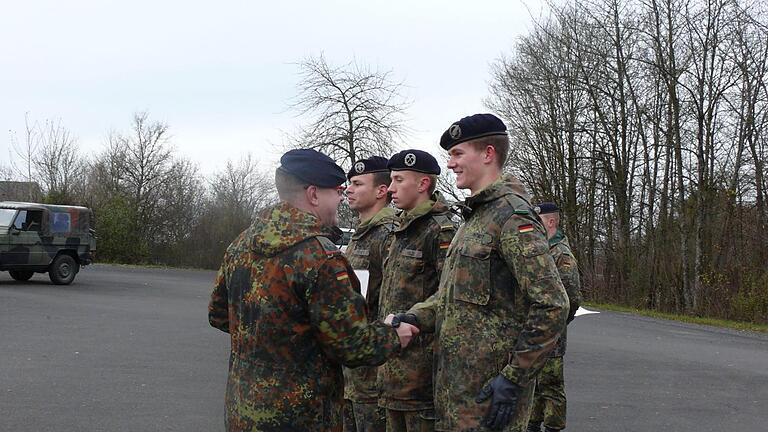 Der Bataillonskommandeur, Oberstleutnant Mathias Steiger (links), gratuliert dem Lehrgangsbesten, Gefreiter Tom Untiedt (rechts).  Fotos: Jan Volkmann       -  Der Bataillonskommandeur, Oberstleutnant Mathias Steiger (links), gratuliert dem Lehrgangsbesten, Gefreiter Tom Untiedt (rechts).  Fotos: Jan Volkmann