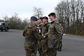 Der Bataillonskommandeur, Oberstleutnant Mathias Steiger (links), gratuliert dem Lehrgangsbesten, Gefreiter Tom Untiedt (rechts).  Fotos: Jan Volkmann       -  Der Bataillonskommandeur, Oberstleutnant Mathias Steiger (links), gratuliert dem Lehrgangsbesten, Gefreiter Tom Untiedt (rechts).  Fotos: Jan Volkmann