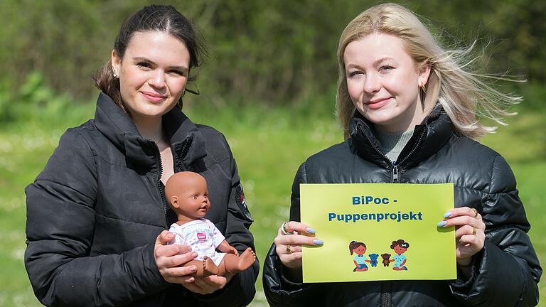 'Stop Racism Würzburg': Miriam Wirth (links) und Franca Dollner setzen sich für diverse Puppen für Kindergärten ein.&nbsp;