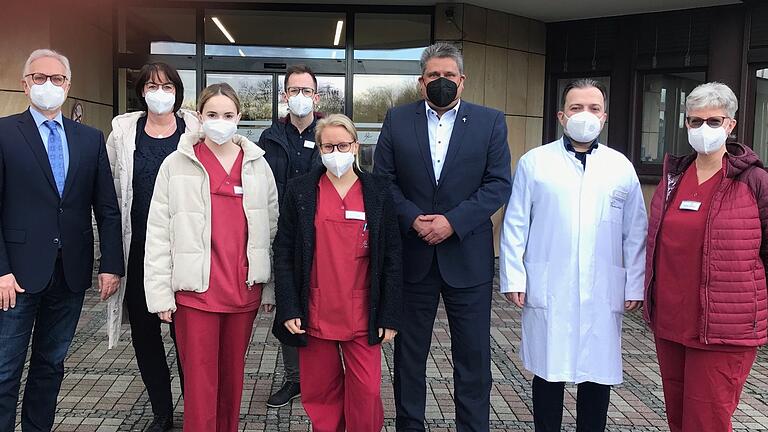 Die beiden ersten dualen Hebammen-Studentinnen haben am Haus Haßfurt der Haßberg-Kliniken ihre Arbeit aufgenommen. Das Foto zeigt (von links) Vorstand Wilfried Neubauer, Personalleiterin Annette Winkler, Studentin Hanna Müller, Pflegedienstleiter Dominik Greim, Studentin Julia Binn, Stellvertretenden Hochschuldekan Prof. Dr. Andreas Helmut Grün, Chefarzt Muhammad Nayef sowie Leitende Hebamme Birgitta Wohner.