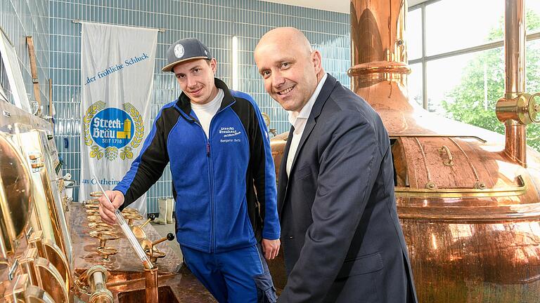 Die Ostheimer Streck Bräu trägt jetzt für ein Jahr den Titel „Brauerei des Jahres 2022“ und gilt damit als die derzeit beste Brauerei Deutschlands. Chef Axel Kochinki (rechts) und der Braumeister Benjamin Betz im Sudhaus.