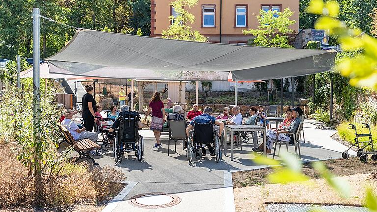 Unterm Sonnensegel lässt sich das hochsommerliche Wetter genießen - auch wenn es sehr warm ist. Zusätzlich schützen große Sonnenschirme den Garten des Marie-Juchacz-Hauses in Würzburg.&nbsp;