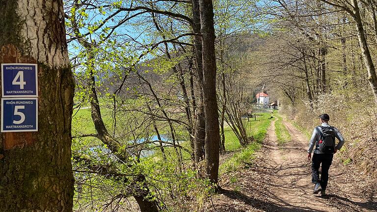Das beschauliche Heiligkreuz ist bekannt für die idyllischen Wanderwege rund um den Wartmannsrother Ortsteil. Das beschauliche Heiligkreuz ist bekannt für die idyllischen Wanderwege rund um den Wartmannsrother Ortsteil.
