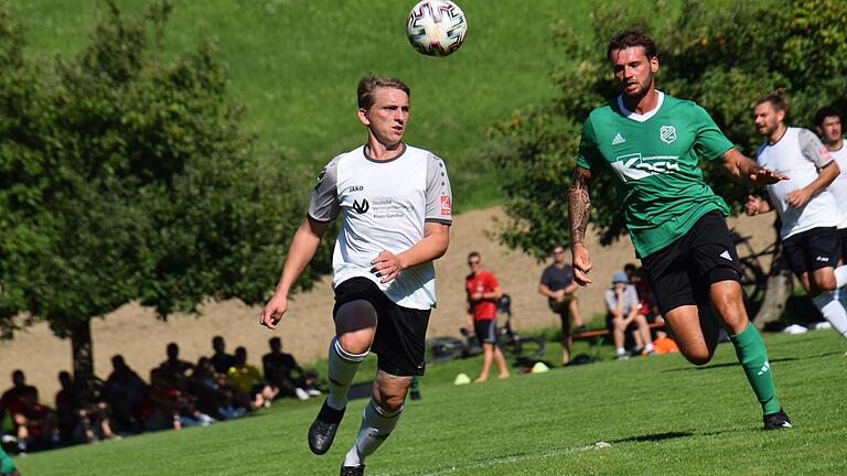 Sebastian Koch (rechts) vom SV Machtilshausen muss hier zwar Dominik Metz vom TSV Oberthulba hinterherlaufen, doch am Ende hat er mit seinem Team die Nase mit 2:0 vorne. Es war der erste Saisonsieg für Machtilshausen.       -  Sebastian Koch (rechts) vom SV Machtilshausen muss hier zwar Dominik Metz vom TSV Oberthulba hinterherlaufen, doch am Ende hat er mit seinem Team die Nase mit 2:0 vorne. Es war der erste Saisonsieg für Machtilshausen.