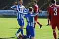 Jubel über das Waldbrunner 1:0 beim TSV Homburg: Philipp Waidt (stehend) feiert  den Schützen Luca Müller (kniend).