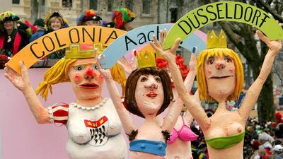 11342916.jpg - Ein Wagen, der Frauen aus den Karnevalshochburgen Köln, Aachen und Düsseldorf in Bikini zeigt, fährt am Montag (19.02.2007) beim traditionellen Rosenmontagsumzug in Köln an jubelnden Zuschauern vorbei. Zum größten Umzug in Deutschland werden über eine Million Menschen an der Strecke in der Kölner Innenstadt erwartet. Foto: Rolf Vennenbernd dpa/lnw +++(c) dpa - Bildfunk+++ 11342916.jpg - Ein Wagen, der Frauen aus den Karnevalshochburgen Köln, Aachen und Düsseldorf in Bikini zeigt, fährt am Montag (19.02.2007) beim traditionellen Rosenmontagsumzug in Köln an jubelnden Zuschauern vorbei. Zum größten Umzug in Deutschland werden über eine Million Menschen an der Strecke in der Kölner Innenstadt erwartet. Foto: Rolf Vennenbernd dpa/lnw +++(c) dpa - Bildfunk+++