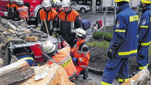 Schwieriges Arbeiten im Schutt: Die Bergung Verschütteter stellte erwies sich als Herausforderung für die Helfer.