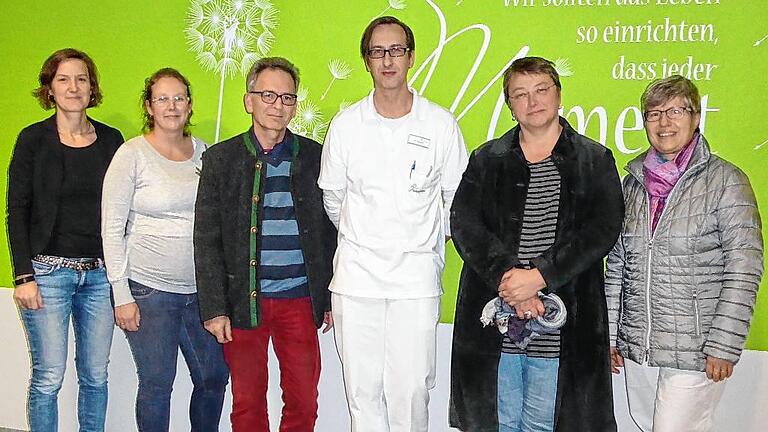 Eine Projekt-Gruppe arbeitet derzeit an den Inhalten einer geplanten „Sommer-Famulatur“ im Landkreis Haßberge für angehende Mediziner. Ihr gehören an (von links): die Geschäftsstellenleiterin der „Gesundheitsregion plus“, Tina Lenhart, Manuela Vetter, Dr. Heinrich Goschenhofer, Stefan Büttner, Christina Bendig und Dr. Heike Mohler-Riegel. Eine Projekt-Gruppe arbeitet derzeit an den Inhalten einer geplanten „Sommer-Famulatur“ im Landkreis Haßberge für angehende Mediziner. Ihr gehören an (von links): die Geschäftsstellenleiterin der „Gesundheitsregion plus“, Tina Lenhart, Manuela Vetter, Dr. Heinrich Goschenhofer, Stefan Büttner, Christina Bendig und Dr. Heike Mohler-Riegel.