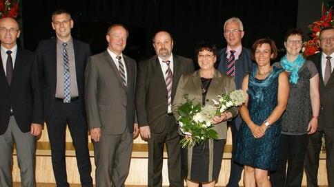 In sieben Jahren als Direktor hat Ulrich Fischer die Dr. Auguste-Kirchner-Realschule Haßfurt wesentlich geprägt. Gestern wurde er in den Ruhestand verabschiedet. Unser Bild zeigt (von links) Landrat Wilhelm Schneider, den Nachfolger von Ulrich Fischer Dr. Hartmut Hopperdiezel, Ministerialbeauftragter Johann Seitz, Ulrich und Gabi Fischer, Bürgermeister Günther Werner, die Konrektorinnen Christine Rottmann und Christine Gehringer sowie den Ministerialbeauftragten Horst Karch.