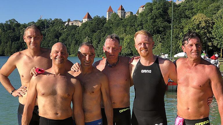 Die Lohrer Mastergruppe vor der längsten Burg der Welt (1 km): (von links) Alexander Mineif, Volker Kübert, Hans-Peter Schecher, Ralf Luge, Christian Mineif und Alexander Hilzendegen in Burghausen. Es fehlt die Massageschülerin Theresa Damm.