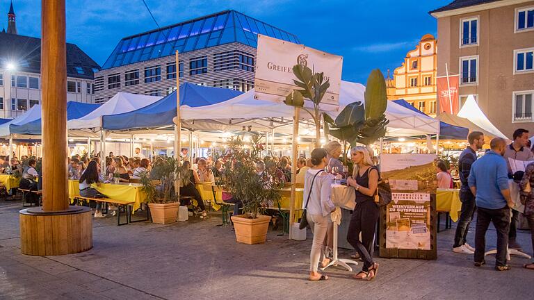 Schöppeln auf dem Marktplatz: Die Weinparade Würzburg 2018. Schöppeln auf dem Marktplatz: Die Weinparade Würzburg 2018.