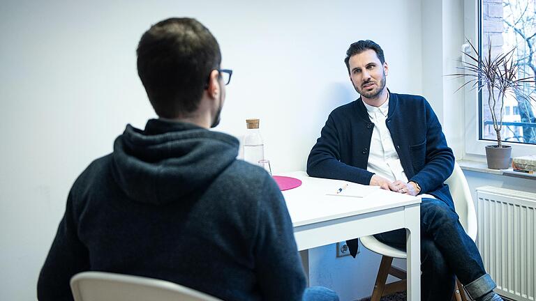 Philipp Schmuck (rechts) ist gelernter Sozialpädagoge und leitet die Beratungsstelle Häusliche Gewalt gegen Männer für Nordbayern. Wie in dieser gestellten Szene können sich Männer, die physische oder psychische Gewalt von der Partnerin oder dem Partner erleben, an ihn wenden.&nbsp;