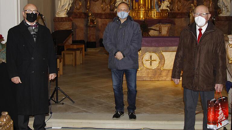 Die Auflösung der Singgemeinschaft Ober-Unterspiesheim Gernach wurde bei einer Wort-Gottes-Feier vollzogen. Im Bild Rudi Friedl, Christopher Kuhn und Josef Ortner, stellvertretend für alle Geehrten. Die Auflösung der Singgemeinschaft Ober-Unterspiesheim Gernach wurde bei einer Wort-Gottes-Feier vollzogen. Im Bild Rudi Friedl, Christopher Kuhn und Josef Ortner, stellvertretend für alle Geehrten.